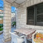 Seaside With A Swimming Pool Okrug Gornji, Ciovo - 11374 شقة تروغير